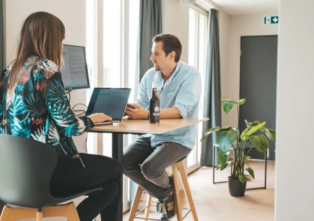 coworking-besprechung-hochtisch-w