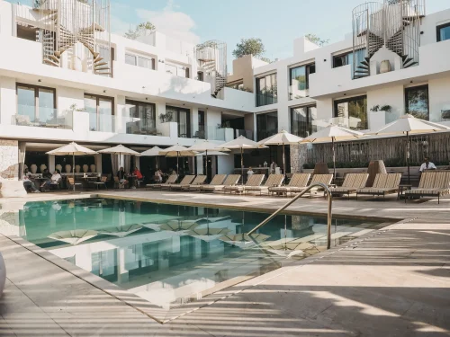 barefoot-hotel-mallorca_terrasse_außenpool_52634922745_o